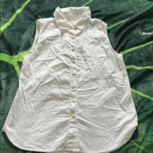 Sleeveless white Tradlands button up